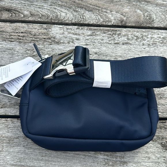 Lululemon Everywhere Belt Bag 1L True Navy silver - Picture 3 of 6